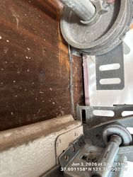 Freight, cable and plate is not connected to horizontal track or flag bracket